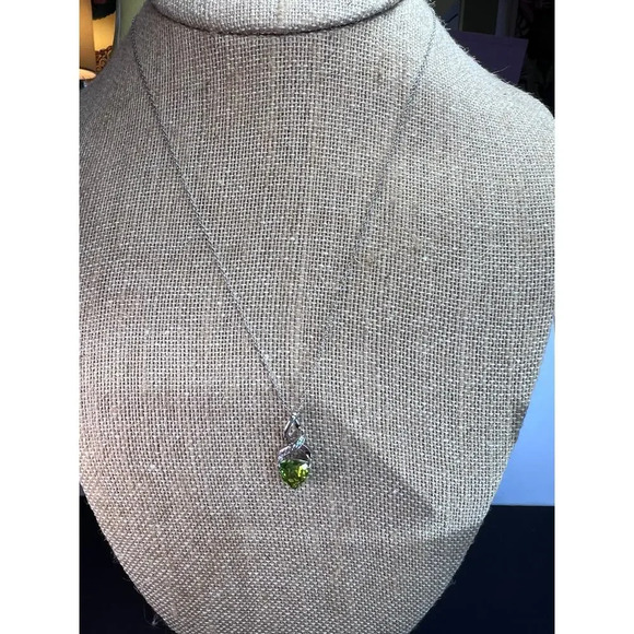 Trilliant cut peridot and sterling silver pendant and 18 inch chain - Picture 9 of 9